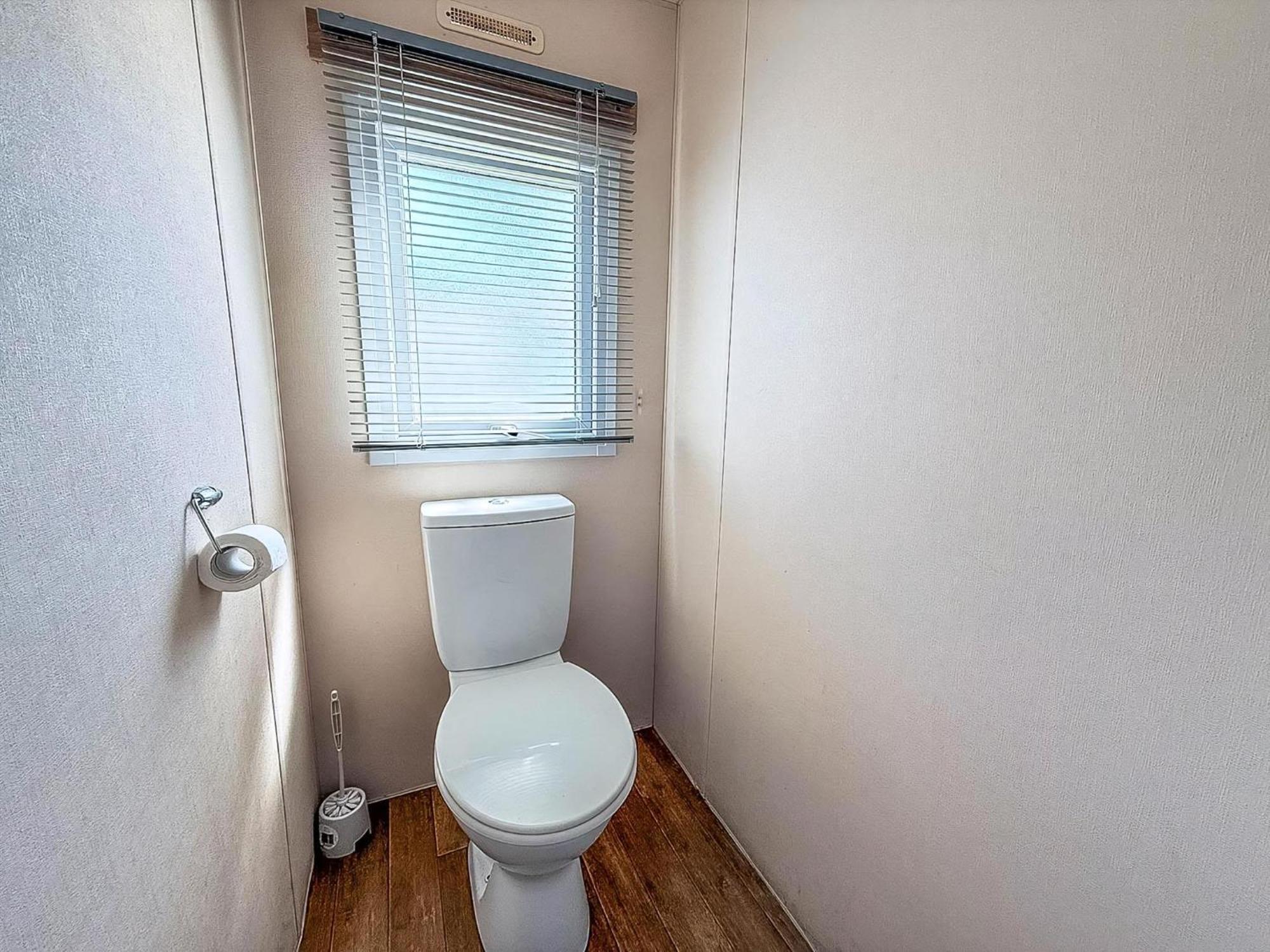 10 Berth Caravan For Hire At Seawick Holiday Park In Essex Ref 27102Sw Clacton-on-Sea Exterior foto